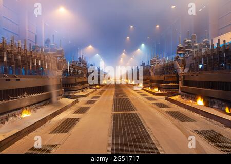 Fours de fusion dans une usine d'aluminium Banque D'Images