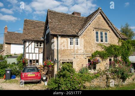 Vue sur Lacock, un charmant village historique de Wiltshire, Angleterre, Royaume-Uni Banque D'Images