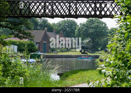 Vue de Dapdune Wharf et de la Wey navigation de sous la passerelle, Guildford, Surrey, Angleterre, Royaume-Uni Banque D'Images