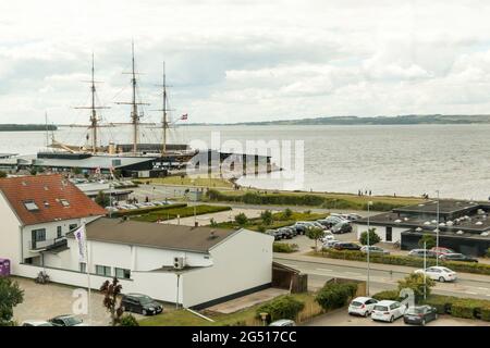 Ebeltoft, Danemark - 20 juillet 2020 : vue sur la crique d'Ebeltoft, la frégate jutland, l'ancien navire. Banque D'Images