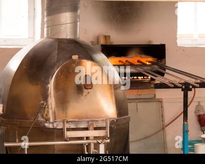 Ebeltoft, Danemark - 20 juillet 2020 : l'ancien souffleur de verre d'Ebeltoft, fabrication de verre, magnifique souffleur de verre Banque D'Images