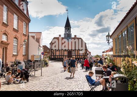 Ebeltoft, Danemark - 20 juillet 2020: Beaucoup de gens sur la vieille rue piétonne, les gens font du shopping, des boutiques le long de la rue piétonne, l'ancien ebelto Banque D'Images