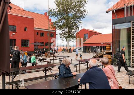 Ebeltoft, Danemark - 20 juillet 2020 : l'ancienne usine de malt s'est transformée en une maison de culture, des gens autour de la maison de culture d'Ebeltoft Banque D'Images