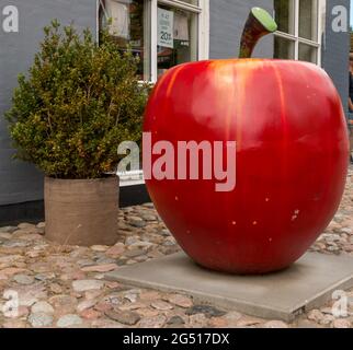 Ebeltoft, Danemark - 20 juillet 2020 : grosse pomme rouge faite comme une sculpture Banque D'Images
