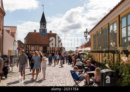 Ebeltoft, Danemark - 20 juillet 2020: Beaucoup de gens sur la vieille rue piétonne, les gens font du shopping, des boutiques le long de la rue piétonne, l'ancien ebelto Banque D'Images