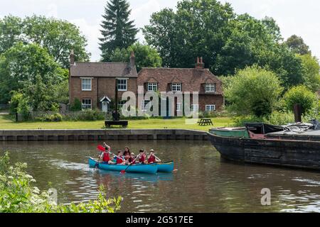 Dapdune Wharf à Guildford, Surrey, Angleterre, Royaume-Uni, avec des enfants qui apprennent à faire du canoë sur le Wey navigation pendant l'été Banque D'Images