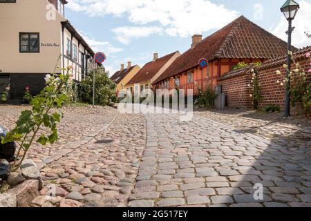 Ebeltoft, Danemark - 20 juillet 2020 : vieille rue aux pavés, maisons anciennes Banque D'Images