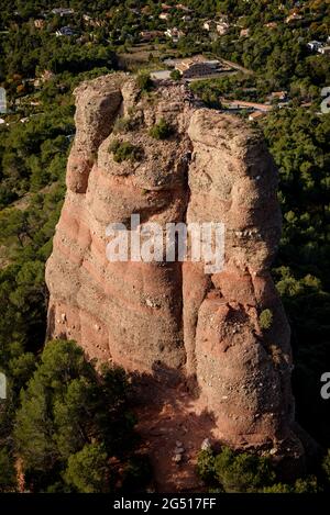 Un grimpeur descendant le rocher de Cavall Bernat à Matadepera, à Sant Llorenç del Munt i l'Obac (Barcelone, Catalogne, Espagne) Banque D'Images