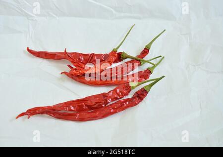 piments séchés sur papier sandwich blanc, gros plan, isolés sur fond blanc Banque D'Images