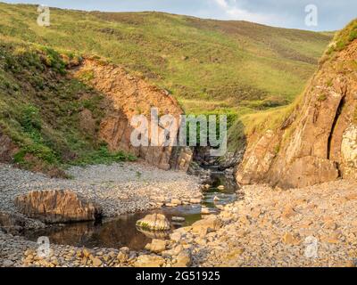 Vue depuis la plage de Blackpool, près de Hartland Quay, vue sur l'intérieur des terres. Nord Devon AONB. Banque D'Images