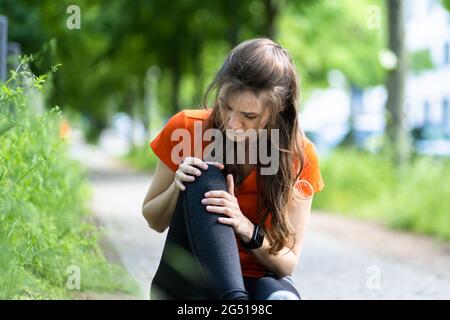 Female Jogger ayant des douleurs dans son genou Banque D'Images