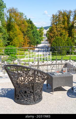 Ljubljana, Slovénie - 16 août 2018 : terrasse extérieure avec vue sur la promenade Jakopič, en face du château de Tivoli au parc Tivoli Banque D'Images