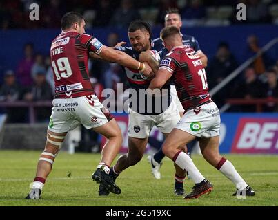 David Fifita (au centre) de Wakefield Trinity est attaqué par Liam Byrne (à gauche) de Wigan Warriors et Eddie Battye lors du match de la Super League de Betfred au Mobile Rocket Stadium, Wakefield. Date de la photo: Jeudi 24 juin 2021. Banque D'Images