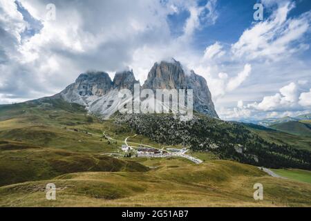 Vue aérienne de Passo Sella - Sellajoch et de la montagne Sassolungo - Langkofel dans le paysage nuageux, Alpe di Siusi, Dolomiti montagne - Tyrol du Sud, Italie Banque D'Images