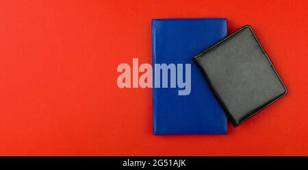 Ordinateur de bureau avec maquette en cuir noir et bleu, arrière-plan rouge avec espace de copie, concept de design moderne Banque D'Images