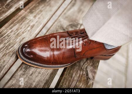 Chaussures marron pour hommes en cuir véritable brillant. Banque D'Images