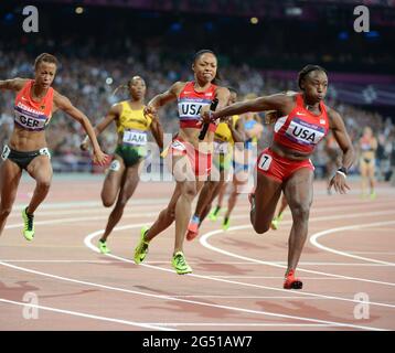 Allyson Felix & Lauren Williams, aux États-Unis, remporte l'or dans le 4x100m féminin au stade olympique le 10 août 2012 Banque D'Images