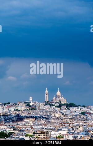 Vue aérienne lointaine de la colline et de la célèbre basilique du Sacré-cœur de Montmartre, monument mondialement connu de Paris, France Banque D'Images