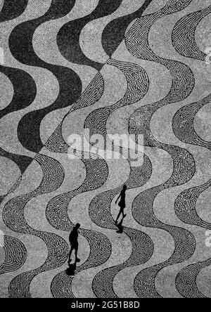 Un homme marche derrière une femme à Belém, un quartier de Lisbonne, au Portugal, sous le monument des découvertes, au bord du Tage. Banque D'Images