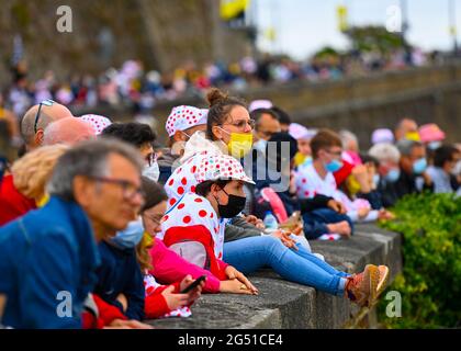 Brest, France. 24 juin 2021. Fans regardant la présentation de l'équipe du Tour de France 2021, Credit:Pete Goding/Alamy Live News Banque D'Images
