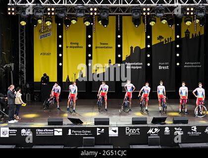 Brest, France. 24 juin 2021. TOTALENERGIES est présenté lors de la présentation de l'équipe du Tour de France 2021, Credit:Pete Goding/Alamy Live News Banque D'Images