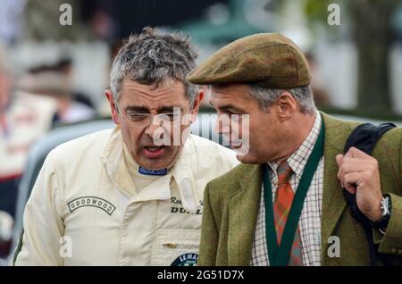 Rowan Atkinson est prêt à faire la course d'une voiture classique au Goodwood Revival 2012, Royaume-Uni. Acteur, comédien, célébrité se préparant à conduire une voiture de course vintage Banque D'Images