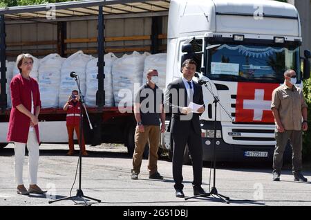 Slavyansk, Ukraine. 23 juillet 2020. La présidente suisse Simonetta Sommaruga et le président ukrainien Volodymyr Zelensky sont en train de voir le jour de leur visite à Slavyansk, dans le Donbass, où Sommaruga a passé le dernier jour de son séjour en Ukraine. Avec Volodymyr Zelensky, elle a visité 'Voda Donbasu', la plus grande compagnie d'approvisionnement en eau de la région de Donetsk, qui emploie plus de 11,000 personnes. 'Voda Donbasu' fournit de l'eau à près de quatre millions d'habitants de la région de Donetsk vivant des deux côtés de la ligne de contact. Crédit : SOPA Images Limited/Alamy Live News Banque D'Images