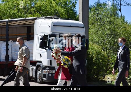 Le 23 juillet 2020, Slavyansk, région du Donetskaya, Ukraine : la présidente suisse Simonetta Sommaruga, et le président ukrainien Volodymyr Zelensky, voient lors de la visite du président suisse à Slavyansk, Donbass, où Sommaruga a passé le dernier jour de son séjour en Ukraine. Avec Volodymyr Zelensky, elle a visité ''Voda Donbasu'', la plus grande compagnie d'approvisionnement en eau de la région de Donetsk, qui emploie plus de 11,000 personnes. ''Voda Donbasu'' fournit de l'eau à près de quatre millions d'habitants de la région de Donetsk vivant des deux côtés de la ligne de contact. (Credit image: © Andriy Andriyenko/SO Banque D'Images