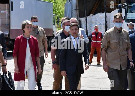 Le 23 juillet 2020, Slavyansk, région du Donetskaya, Ukraine : la présidente suisse Simonetta Sommaruga, et le président ukrainien Volodymyr Zelensky, voient lors de la visite du président suisse à Slavyansk, Donbass, où Sommaruga a passé le dernier jour de son séjour en Ukraine. Avec Volodymyr Zelensky, elle a visité ''Voda Donbasu'', la plus grande compagnie d'approvisionnement en eau de la région de Donetsk, qui emploie plus de 11,000 personnes. ''Voda Donbasu'' fournit de l'eau à près de quatre millions d'habitants de la région de Donetsk vivant des deux côtés de la ligne de contact. (Credit image: © Andriy Andriyenko/SO Banque D'Images