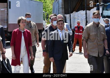 La présidente suisse Simonetta Sommaruga et le président ukrainien Volodymyr Zelensky sont en train de voir le jour de leur visite à Slavyansk, dans le Donbass, où Sommaruga a passé le dernier jour de son séjour en Ukraine. Avec Volodymyr Zelensky, elle a visité 'Voda Donbasu', la plus grande compagnie d'approvisionnement en eau de la région de Donetsk, qui emploie plus de 11,000 personnes. 'Voda Donbasu' fournit de l'eau à près de quatre millions d'habitants de la région de Donetsk vivant des deux côtés de la ligne de contact. (Photo d'Andriy Andriyenko/SOPA Images/Sipa USA) Banque D'Images