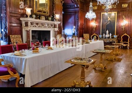 WARWICK, ROYAUME-UNI - 22 2021 MAI : exposition d'une salle à manger au château de Warwick Banque D'Images