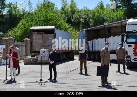 Le 23 juillet 2020, Slavyansk, région du Donetskaya, Ukraine : la présidente suisse Simonetta Sommaruga, et le président ukrainien Volodymyr Zelensky, voient lors de la visite du président suisse à Slavyansk, Donbass, où Sommaruga a passé le dernier jour de son séjour en Ukraine. Avec Volodymyr Zelensky, elle a visité ''Voda Donbasu'', la plus grande compagnie d'approvisionnement en eau de la région de Donetsk, qui emploie plus de 11,000 personnes. ''Voda Donbasu'' fournit de l'eau à près de quatre millions d'habitants de la région de Donetsk vivant des deux côtés de la ligne de contact. (Credit image: © Andriy Andriyenko/SO Banque D'Images