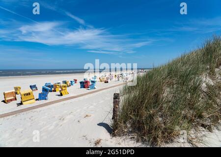 L'île de la mer du Nord Langeoog, au début de l'été, peu de temps après le premier assouplissement de l'enfermement dans la crise de Corona, encore peu de touristes sur la plage, b Banque D'Images