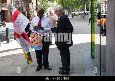 Londres, Royaume-Uni. 23 juin 2021. Stanley Johnson, père du Premier ministre Boris Johnson, passe les militants de Windrush qui défilent du Home Office au Parlement pour lui faire parvenir une lettre appelant à la création d'un nouvel organisme indépendant, Et non le Home Office, pour administrer le régime destiné par le gouvernement aux indemniser pour la violation de leurs droits. Crédit : Mark Kerrison/Alamy Live News Banque D'Images