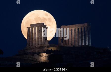 Cap Sounion, Grèce. 24 juin 2021. La pleine lune s'élève au-dessus du Temple de Poséidon au cap Sounion, à environ 70 km au sud-est d'Athènes, Grèce, le 24 juin 2021. Crédit: Marios Lolos/Xinhua/Alamy Live News Banque D'Images