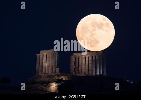 Cap Sounion, Grèce. 24 juin 2021. La pleine lune s'élève au-dessus du Temple de Poséidon au cap Sounion, à environ 70 km au sud-est d'Athènes, Grèce, le 24 juin 2021. Crédit: Marios Lolos/Xinhua/Alamy Live News Banque D'Images