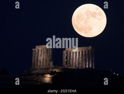 Cap Sounion, Grèce. 24 juin 2021. La pleine lune s'élève au-dessus du Temple de Poséidon au cap Sounion, à environ 70 km au sud-est d'Athènes, Grèce, le 24 juin 2021. Crédit: Marios Lolos/Xinhua/Alamy Live News Banque D'Images