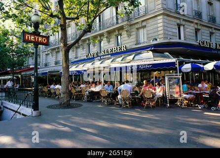 Café-terrasse dans la rue à Paris, France Banque D'Images