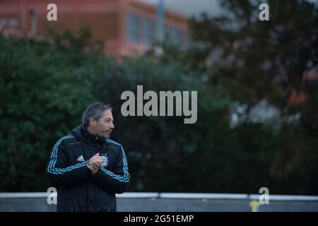 Buenos Aires, Argentine. 24 juin 2021. Martin Demonte, entraîneur de l'équipe nationale Argentine de football aveugle, pendant une séance d'entraînement. Les Bats ont battu le Japon en finale du Grand Prix en juin 2021 et se préparent aux Jeux paralympiques de Tokyo. Credit: Florencia Martin/dpa/Alay Live News Banque D'Images