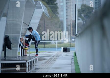 Buenos Aires, Argentine. 24 juin 2021. Les joueurs sont prêts pour une session d'entraînement de l'équipe nationale Argentine de football aveugle. Les Bats ont battu le Japon en finale du Grand Prix en juin 2021 et se préparent aux Jeux paralympiques de Tokyo. Credit: Florencia Martin/dpa/Alay Live News Banque D'Images