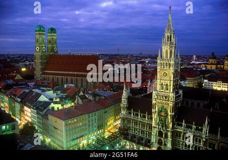 Vue aérienne de Marienplatz la nuit, Munich, Bavière, Allemagne Banque D'Images