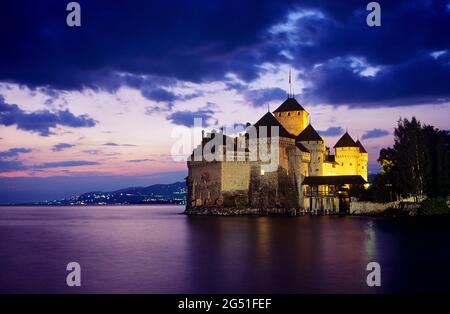 Château de Chillon sur les rives du lac Léman au coucher du soleil, canton de Vaud, Suisse Banque D'Images