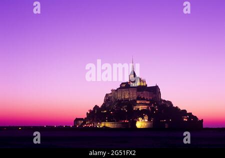 Vue sur le Mont Saint Michel au crépuscule, Normandie, France Banque D'Images