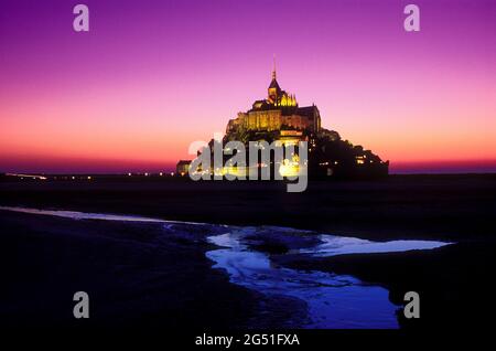 Vue sur le Mont Saint Michel au crépuscule, Normandie, France Banque D'Images