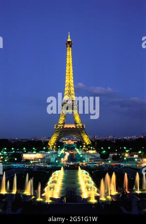 Tour Eiffel et fontaines au quartier du Trocadéro la nuit, Paris, France Banque D'Images