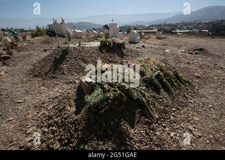 Cochabamba, Bolivie. 24 juin 2021. Tombes simples dans le cimetière K'ara K'ara, à l'extérieur de la ville. Les gens en banlieue ont parfois peur d'être hospitalisés et ne signalent pas de cas Corona. Selon le ministère de la Santé, 16,329 personnes sont mortes de Covid-19 dans tout le pays jusqu'à présent. Crédit : David Flores/dpa/Alay Live News Banque D'Images