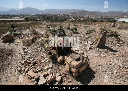 Cochabamba, Bolivie. 24 juin 2021. Tombes simples dans le cimetière K'ara K'ara, à l'extérieur de la ville. Les gens en banlieue ont parfois peur d'être hospitalisés et ne signalent pas de cas Corona. Selon le ministère de la Santé, 16,329 personnes sont mortes de Covid-19 dans tout le pays jusqu'à présent. Crédit : David Flores/dpa/Alay Live News Banque D'Images