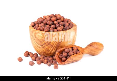 Pile de pois chiches bruns dans un bol d'olive et une pelle, isolée sur fond blanc. Pois chiches bruns. Garbanzo, gramme bengale ou haricot de pois chiches. Banque D'Images