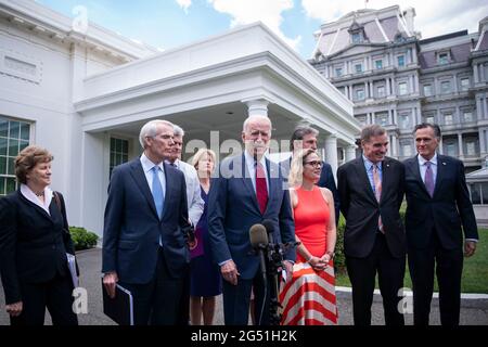 Le président des États-Unis Joe Biden s'adresse aux journalistes en dehors de l'aile ouest de la Maison Blanche à la suite d'une réunion avec un groupe bipartisan de sénateurs où ils ont conclu un accord sur le plan d'infrastructure à Washington, DC, le jeudi 24 juin 2021. De gauche à droite : la sénatrice des États-Unis Jeanne Shaheen (démocrate du New Hampshire), le sénateur des États-Unis Rob Portman (républicain de l'Ohio), le sénateur des États-Unis Bill Cassidy (républicain de la Louisiane), le sénateur des États-Unis Lisa Murkowski (républicaine de l'Alaska), le président Biden, le sénateur des États-Unis Kyrsten Sinema (démocrate d'Ariz) Banque D'Images