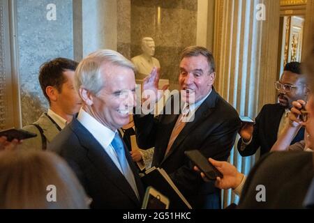 Washington, DC, le jeudi 24 juin 2021 : le sénateur américain Rob Portman (républicain de l'Ohio), à gauche, et le sénateur américain Mark Warner (démocrate de la Virginie), à droite, se partagent un rire devant la salle du Sénat lors d'un vote au Capitole des États-Unis à Washington, DC, le jeudi 24 juin 2021. Crédit: Rod Lamkey/CNP/MediaPunch crédit: MediaPunch Inc/Alay Live News Banque D'Images